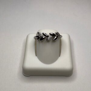 Elegant Silver Leaf Ring